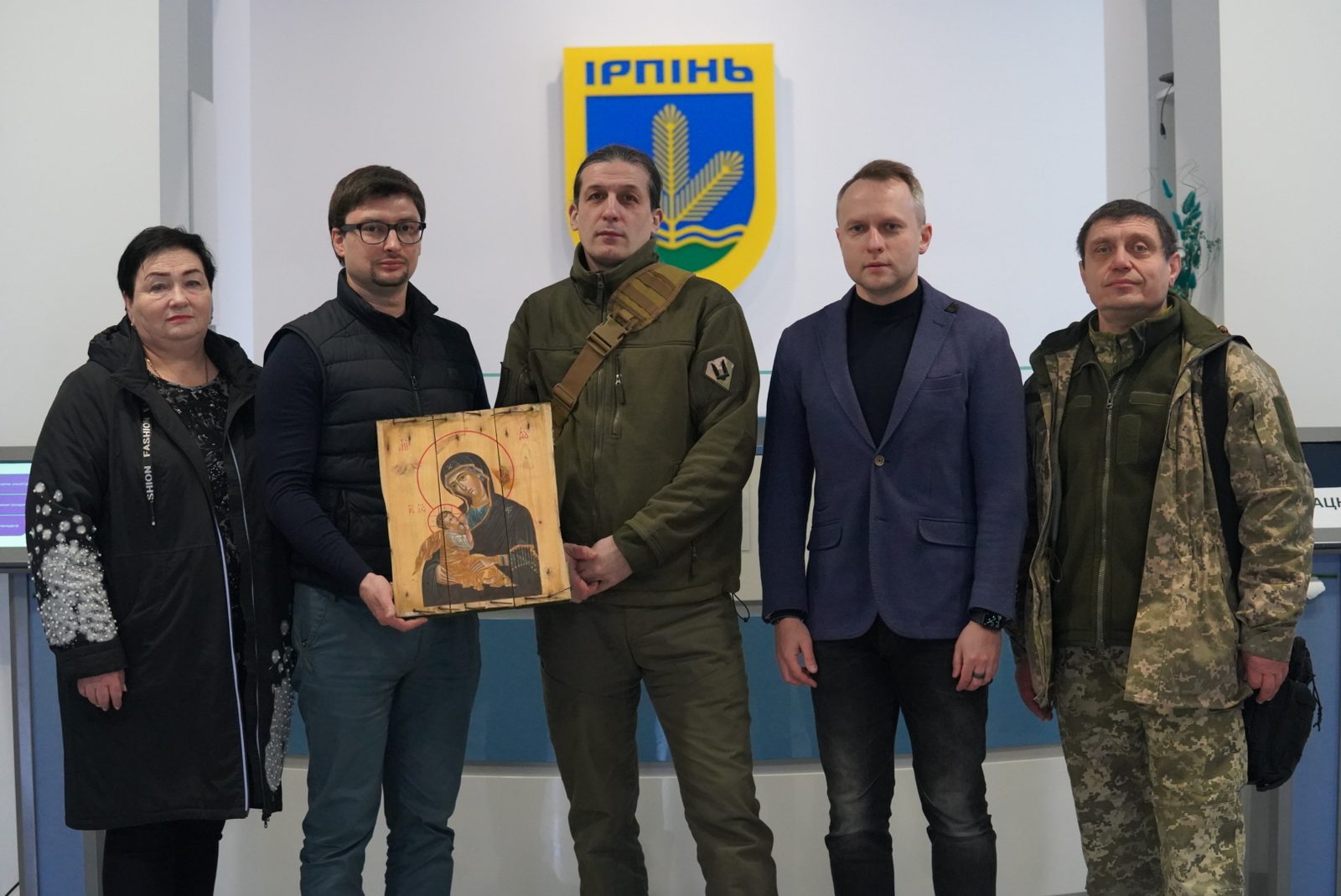 «Ікони на ящиках з-під набоїв»